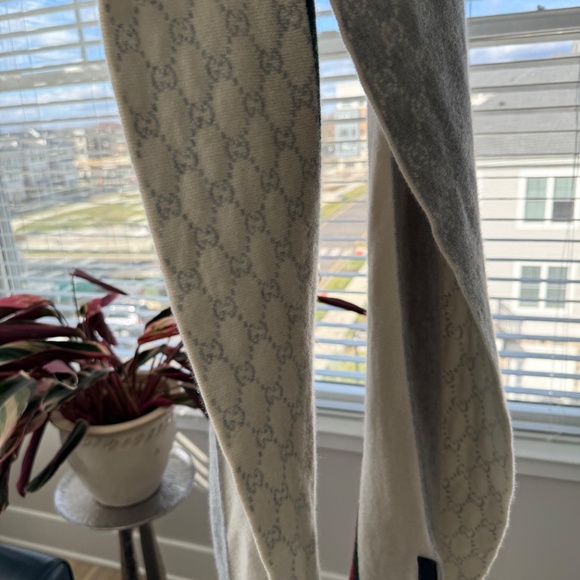 Gucci Wool Scarf - Authentic Luxury Note: Hat shown in photos is not included. - Picture 3 of 14